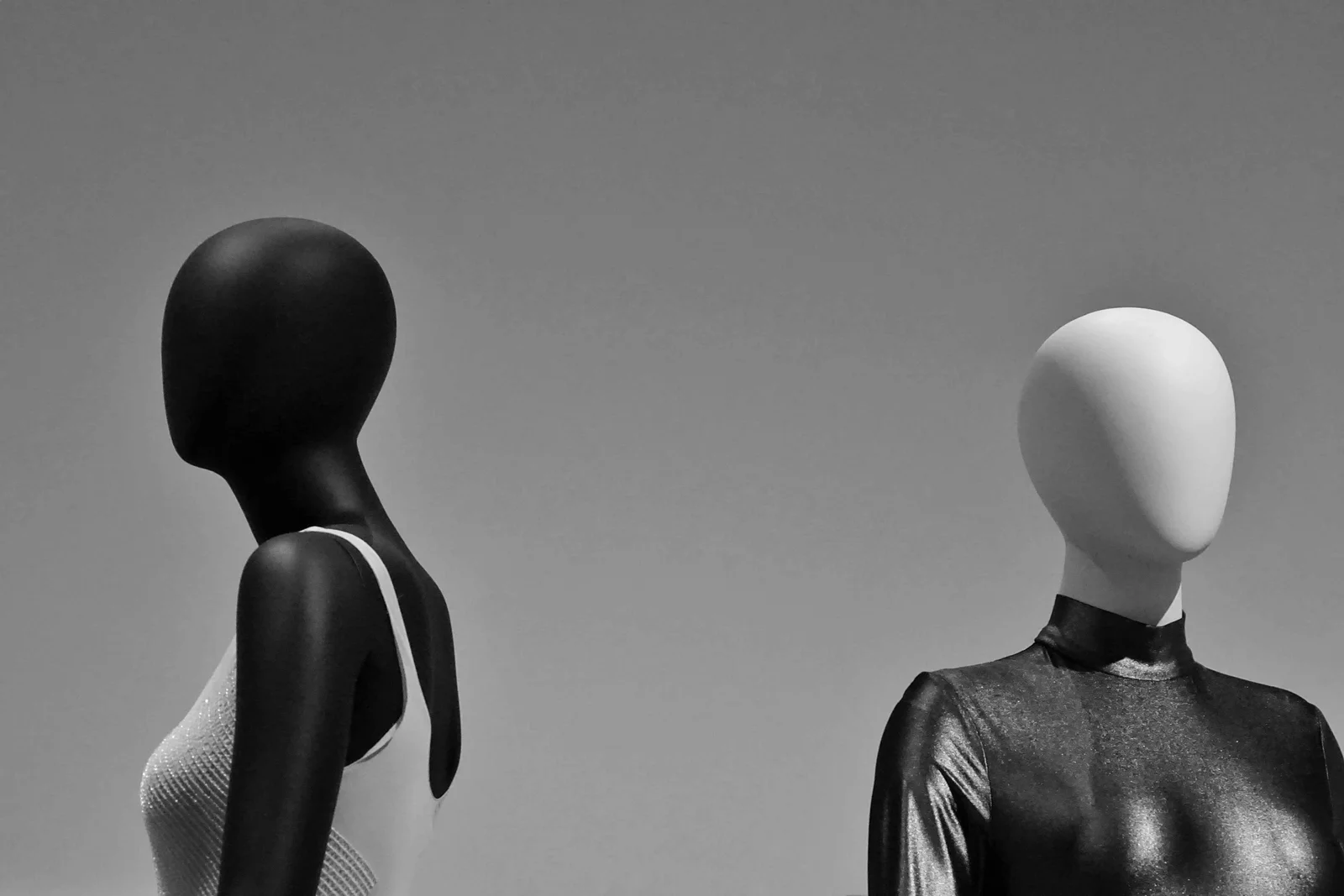 Dois manequins de costas um para o outro